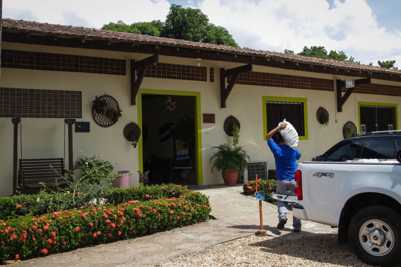 A Diretoria de Gestão da Política de Saúde Ocupacional do Servidor da Secretaria de Estado de Administração (Sead) finalizou nesta quarta, 27, a entrega de quase três toneladas de alimentos doadas pelos participantes VIII Corrida e Caminhada do Servidor Público Estadual e para o I Passeio Ciclístico do Servidor Público Estadual, realizadas no mês passado. <div class='credito_fotos'>Foto: Pedro Guerreiro / Ag. Pará   |   <a href='/midias/2019/originais/5701_05ed7c81-2e6e-3381-02a1-2b06270643a4.jpg' download><i class='fa-solid fa-download'></i> Download</a></div>
