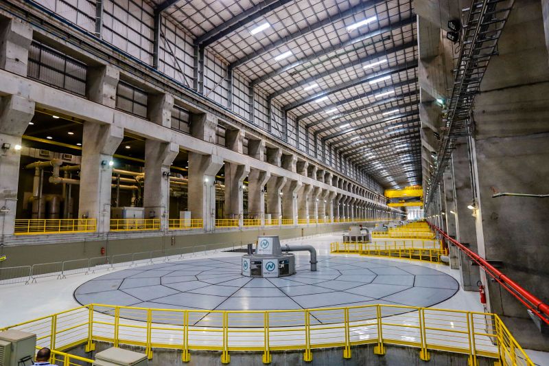 A inauguração oficial da Usina hidrelétrica de Belo Monte, em Vitória do Xingu, foi nesta quarta-feira (25) com o acionamento da 18a Unidade Geradora da Casa de Força Principal da Usina, que assegura 11.233,1 MW de capacidade instalada à maior hidrelétrica 100% brasileira. A solenidade oficial foi realizada na casa de força da Usina Hidrelétrica.  <div class='credito_fotos'>Foto: Marco Santos / Ag. Pará   |   <a href='/midias/2019/originais/5702_461356ce-595a-d6e9-52cb-a698f18ff9e9.jpg' download><i class='fa-solid fa-download'></i> Download</a></div>