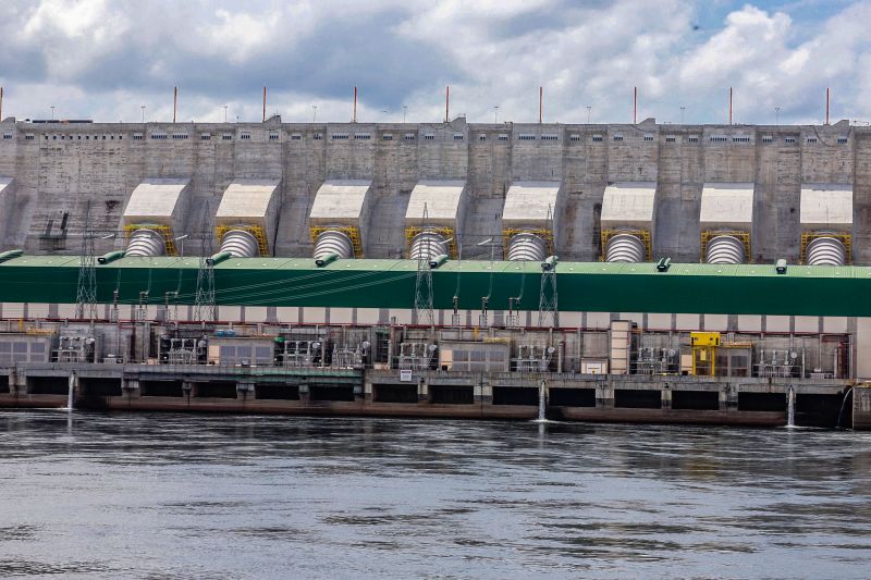 A inauguração oficial da Usina hidrelétrica de Belo Monte, em Vitória do Xingu, foi nesta quarta-feira (25) com o acionamento da 18a Unidade Geradora da Casa de Força Principal da Usina, que assegura 11.233,1 MW de capacidade instalada à maior hidrelétrica 100% brasileira. A solenidade oficial foi realizada na casa de força da Usina Hidrelétrica.  <div class='credito_fotos'>Foto: Marco Santos / Ag. Pará   |   <a href='/midias/2019/originais/5702_80861c2d-4d90-9d71-792a-af1745e70c80.jpg' download><i class='fa-solid fa-download'></i> Download</a></div>