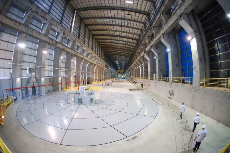 A inauguração oficial da Usina hidrelétrica de Belo Monte, em Vitória do Xingu, foi nesta quarta-feira (25) com o acionamento da 18a Unidade Geradora da Casa de Força Principal da Usina, que assegura 11.233,1 MW de capacidade instalada à maior hidrelétrica 100% brasileira. A solenidade oficial foi realizada na casa de força da Usina Hidrelétrica.  <div class='credito_fotos'>Foto: Marco Santos / Ag. Pará   |   <a href='/midias/2019/originais/5702_ca3068cf-9886-a6cb-d815-b6c89d05555f.jpg' download><i class='fa-solid fa-download'></i> Download</a></div>