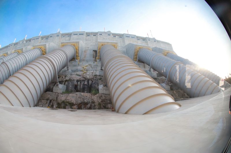 A inauguração oficial da Usina hidrelétrica de Belo Monte, em Vitória do Xingu, foi nesta quarta-feira (25) com o acionamento da 18a Unidade Geradora da Casa de Força Principal da Usina, que assegura 11.233,1 MW de capacidade instalada à maior hidrelétrica 100% brasileira. A solenidade oficial foi realizada na casa de força da Usina Hidrelétrica.  <div class='credito_fotos'>Foto: Marco Santos / Ag. Pará   |   <a href='/midias/2019/originais/5702_fa61cd48-0d4a-3269-ac7f-8ea696b2781a.jpg' download><i class='fa-solid fa-download'></i> Download</a></div>