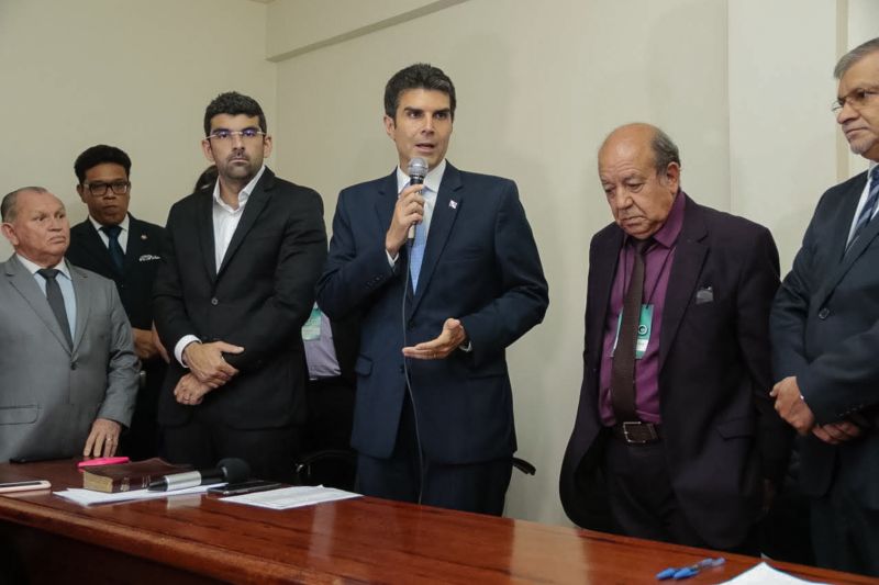 O governador Helder Barbalho esteve reunido com pastores da Convenção de Ministros e Igrejas Evangélicas Assembleia de Deus no Estado do Pará (Comieadepa) na noite desta quinta-feira, 28, na sede da entidade. <div class='credito_fotos'>Foto: Ricardo Amanajás / Ag. Pará   |   <a href='/midias/2019/originais/5704_1c664926-8aaf-54a5-b34d-d6b3435e3668.jpg' download><i class='fa-solid fa-download'></i> Download</a></div>