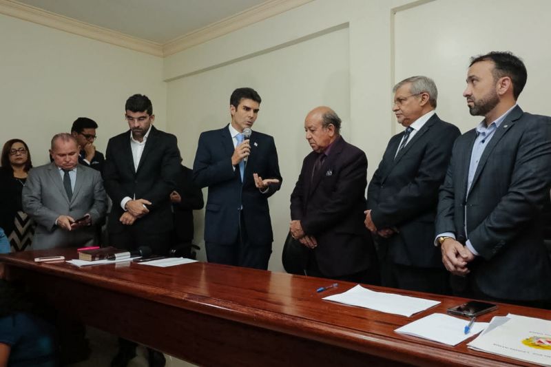 O governador Helder Barbalho esteve reunido com pastores da Convenção de Ministros e Igrejas Evangélicas Assembleia de Deus no Estado do Pará (Comieadepa) na noite desta quinta-feira, 28, na sede da entidade. <div class='credito_fotos'>Foto: Ricardo Amanajás / Ag. Pará   |   <a href='/midias/2019/originais/5704_20e06727-2ea1-4ec8-a5da-0c03400efd58.jpg' download><i class='fa-solid fa-download'></i> Download</a></div>