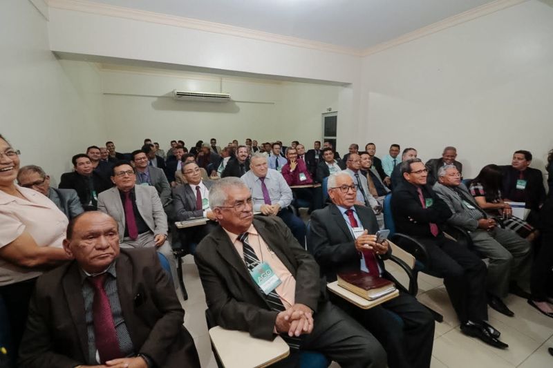 O governador Helder Barbalho esteve reunido com pastores da Convenção de Ministros e Igrejas Evangélicas Assembleia de Deus no Estado do Pará (Comieadepa) na noite desta quinta-feira, 28, na sede da entidade. <div class='credito_fotos'>Foto: Ricardo Amanajás / Ag. Pará   |   <a href='/midias/2019/originais/5704_2bfe6542-bf11-ce6f-8fb1-c4bd5c623c77.jpg' download><i class='fa-solid fa-download'></i> Download</a></div>