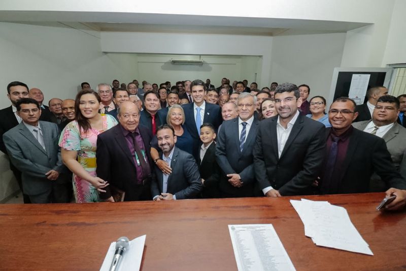O governador Helder Barbalho esteve reunido com pastores da Convenção de Ministros e Igrejas Evangélicas Assembleia de Deus no Estado do Pará (Comieadepa) na noite desta quinta-feira, 28, na sede da entidade. <div class='credito_fotos'>Foto: Ricardo Amanajás / Ag. Pará   |   <a href='/midias/2019/originais/5704_a51f24ec-73c8-3a3f-b3dc-00d8b80c5d78.jpg' download><i class='fa-solid fa-download'></i> Download</a></div>