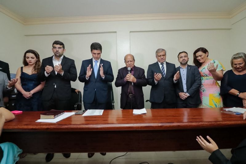O governador Helder Barbalho esteve reunido com pastores da Convenção de Ministros e Igrejas Evangélicas Assembleia de Deus no Estado do Pará (Comieadepa) na noite desta quinta-feira, 28, na sede da entidade. <div class='credito_fotos'>Foto: Ricardo Amanajás / Ag. Pará   |   <a href='/midias/2019/originais/5704_bc3e000f-a7e7-7579-5eb6-7d3739fec78f.jpg' download><i class='fa-solid fa-download'></i> Download</a></div>