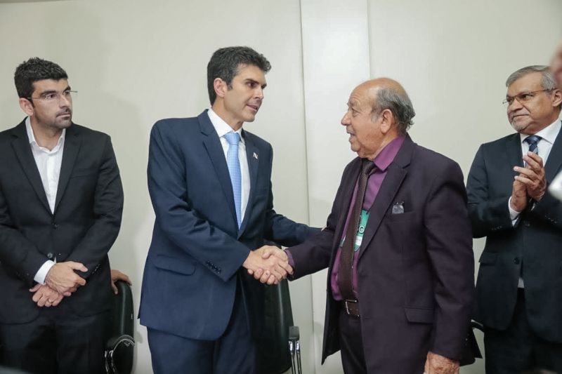 O governador Helder Barbalho esteve reunido com pastores da Convenção de Ministros e Igrejas Evangélicas Assembleia de Deus no Estado do Pará (Comieadepa) na noite desta quinta-feira, 28, na sede da entidade. <div class='credito_fotos'>Foto: Ricardo Amanajás / Ag. Pará   |   <a href='/midias/2019/originais/5704_d4c75eba-36b0-00fa-7d0f-7a0f4caf2449.jpg' download><i class='fa-solid fa-download'></i> Download</a></div>