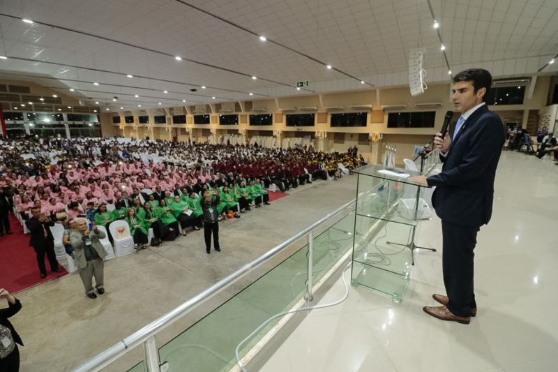O governador Helder Barbalho esteve reunido com pastores da Convenção de Ministros e Igrejas Evangélicas Assembleia de Deus no Estado do Pará (Comieadepa) na noite desta quinta-feira, 28, na sede da entidade. <div class='credito_fotos'>Foto: Ricardo Amanajás / Ag. Pará   |   <a href='/midias/2019/originais/5704_fa42e45e-ae7b-6e47-2741-48fb27302c9c.jpg' download><i class='fa-solid fa-download'></i> Download</a></div>