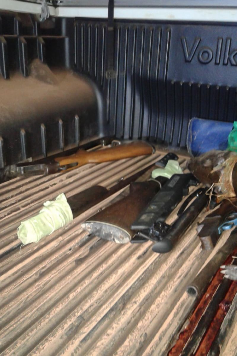 Em mais uma ação de fiscalização ambiental integrada na Região do Mosaico Lago de Tucuruí, no sudeste paraense, uma equipe formada por técnicos do Instituto de Desenvolvimento Florestal e da Biodiversidade do Estado do Pará (Ideflor-bio), fiscais da Secretaria de Meio Ambiente e Sustentabilidade (Semas), militares do Batalhão de Polícia Ambiental (BPA) e de secretarias municipais de meio ambiente apreendeu três caminhões carregados com madeira. Os motoristas trafegavam na madrugada de quinta-feira (28), pela rodovia PA-263, num trecho próximo ao município de Breu Branco. <div class='credito_fotos'>Foto: ASCOM / IDEFLOR-BIO   |   <a href='/midias/2019/originais/5705_1563bd95-e969-78f3-1154-4987092cfc29.jpg' download><i class='fa-solid fa-download'></i> Download</a></div>