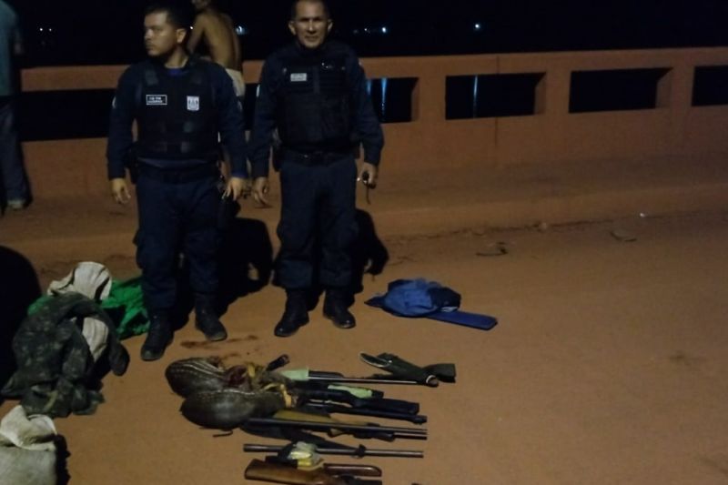 Em mais uma ação de fiscalização ambiental integrada na Região do Mosaico Lago de Tucuruí, no sudeste paraense, uma equipe formada por técnicos do Instituto de Desenvolvimento Florestal e da Biodiversidade do Estado do Pará (Ideflor-bio), fiscais da Secretaria de Meio Ambiente e Sustentabilidade (Semas), militares do Batalhão de Polícia Ambiental (BPA) e de secretarias municipais de meio ambiente apreendeu três caminhões carregados com madeira. Os motoristas trafegavam na madrugada de quinta-feira (28), pela rodovia PA-263, num trecho próximo ao município de Breu Branco. <div class='credito_fotos'>Foto: ASCOM / IDEFLOR-BIO   |   <a href='/midias/2019/originais/5705_6dab8be5-bd20-03da-fdd0-0aacf73a80e3.jpg' download><i class='fa-solid fa-download'></i> Download</a></div>