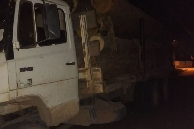 Em mais uma ação de fiscalização ambiental integrada na Região do Mosaico Lago de Tucuruí, no sudeste paraense, uma equipe formada por técnicos do Instituto de Desenvolvimento Florestal e da Biodiversidade do Estado do Pará (Ideflor-bio), fiscais da Secretaria de Meio Ambiente e Sustentabilidade (Semas), militares do Batalhão de Polícia Ambiental (BPA) e de secretarias municipais de meio ambiente apreendeu três caminhões carregados com madeira. Os motoristas trafegavam na madrugada de quinta-feira (28), pela rodovia PA-263, num trecho próximo ao município de Breu Branco. <div class='credito_fotos'>Foto: ASCOM / IDEFLOR-BIO   |   <a href='/midias/2019/originais/5705_8cad593e-ac89-ad2e-5a33-92f81b38947a.jpg' download><i class='fa-solid fa-download'></i> Download</a></div>