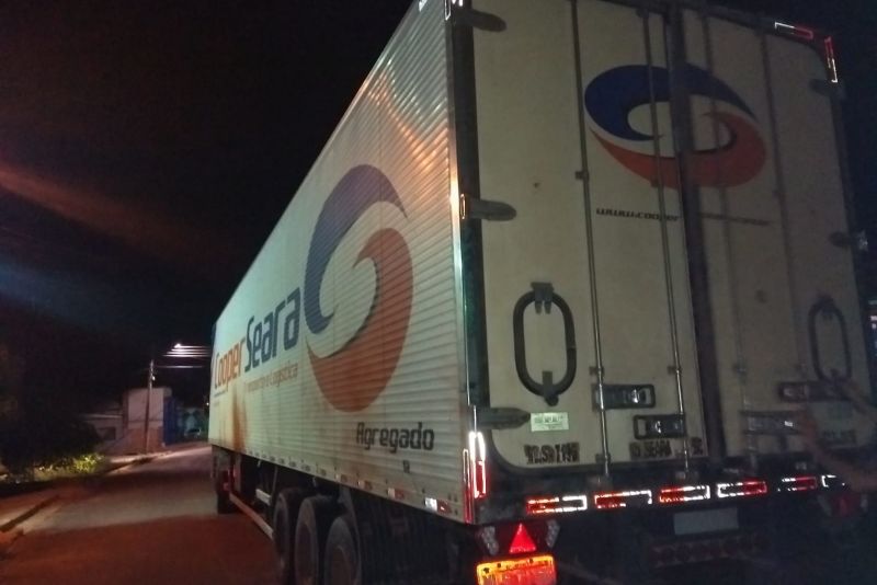 Em mais uma ação de fiscalização ambiental integrada na Região do Mosaico Lago de Tucuruí, no sudeste paraense, uma equipe formada por técnicos do Instituto de Desenvolvimento Florestal e da Biodiversidade do Estado do Pará (Ideflor-bio), fiscais da Secretaria de Meio Ambiente e Sustentabilidade (Semas), militares do Batalhão de Polícia Ambiental (BPA) e de secretarias municipais de meio ambiente apreendeu três caminhões carregados com madeira. Os motoristas trafegavam na madrugada de quinta-feira (28), pela rodovia PA-263, num trecho próximo ao município de Breu Branco. <div class='credito_fotos'>Foto: ASCOM / IDEFLOR-BIO   |   <a href='/midias/2019/originais/5705_fb09a65a-6bb7-bac7-d95b-f6664e65cb17.jpg' download><i class='fa-solid fa-download'></i> Download</a></div>