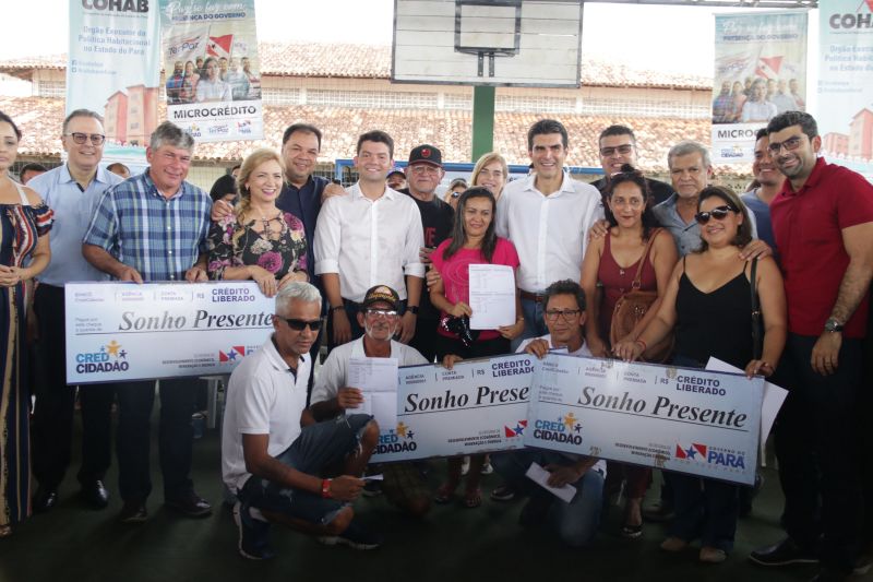  agricultor familiar e mais outras 149 famílias do bairro Icuí Guajará, em Ananindeua, receberam na manhã de hoje (29) o benefício do cheque moradia, um programa que possibilita as famílias com renda de até três salários mínimos a construir, ampliar e/ou reformar suas casas. <div class='credito_fotos'>Foto: Bruno Cecim / Ag.Pará   |   <a href='/midias/2019/originais/5707_1c596070-bea3-f219-66dd-65f328dd086c.jpg' download><i class='fa-solid fa-download'></i> Download</a></div>