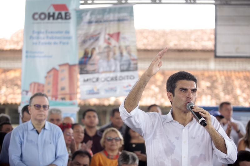  agricultor familiar e mais outras 149 famílias do bairro Icuí Guajará, em Ananindeua, receberam na manhã de hoje (29) o benefício do cheque moradia, um programa que possibilita as famílias com renda de até três salários mínimos a construir, ampliar e/ou reformar suas casas. <div class='credito_fotos'>Foto: Bruno Cecim / Ag.Pará   |   <a href='/midias/2019/originais/5707_23f682ec-d988-8626-5898-1c10e0225218.jpg' download><i class='fa-solid fa-download'></i> Download</a></div>