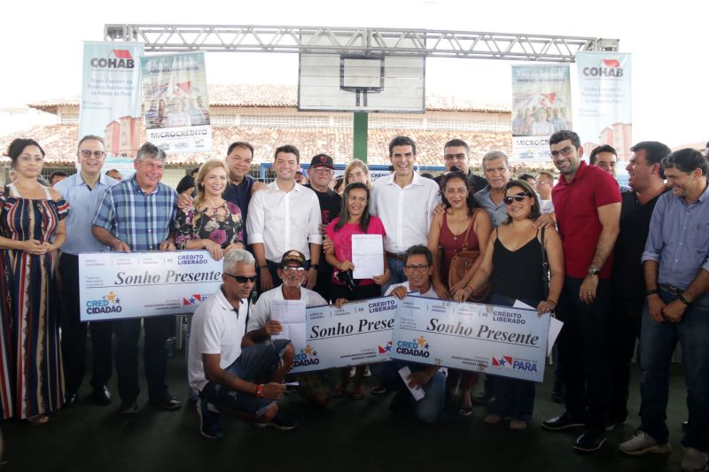  agricultor familiar e mais outras 149 famílias do bairro Icuí Guajará, em Ananindeua, receberam na manhã de hoje (29) o benefício do cheque moradia, um programa que possibilita as famílias com renda de até três salários mínimos a construir, ampliar e/ou reformar suas casas. <div class='credito_fotos'>Foto: Bruno Cecim / Ag.Pará   |   <a href='/midias/2019/originais/5707_2764c153-0fc8-8522-c582-093c2f71690f.jpg' download><i class='fa-solid fa-download'></i> Download</a></div>