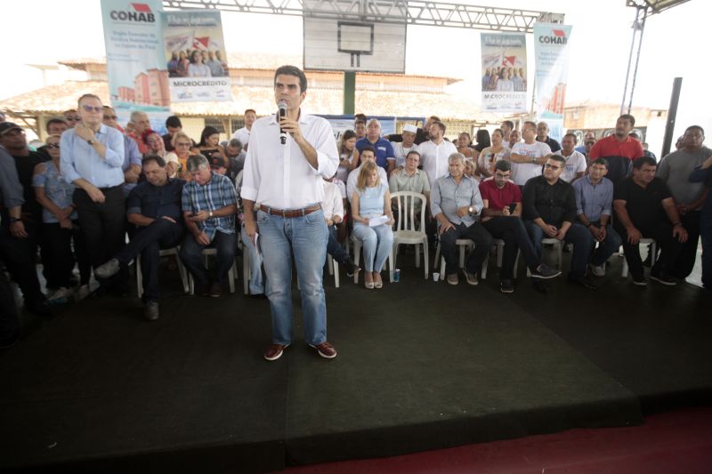 agricultor familiar e mais outras 149 famílias do bairro Icuí Guajará, em Ananindeua, receberam na manhã de hoje (29) o benefício do cheque moradia, um programa que possibilita as famílias com renda de até três salários mínimos a construir, ampliar e/ou reformar suas casas. <div class='credito_fotos'>Foto: Bruno Cecim / Ag.Pará   |   <a href='/midias/2019/originais/5707_2f640cb0-f349-fd49-83af-380779859fdf.jpg' download><i class='fa-solid fa-download'></i> Download</a></div>