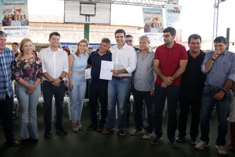  agricultor familiar e mais outras 149 famílias do bairro Icuí Guajará, em Ananindeua, receberam na manhã de hoje (29) o benefício do cheque moradia, um programa que possibilita as famílias com renda de até três salários mínimos a construir, ampliar e/ou reformar suas casas. <div class='credito_fotos'>Foto: Bruno Cecim / Ag.Pará   |   <a href='/midias/2019/originais/5707_43678053-3f5f-44bf-72ce-cdf9045198dc.jpg' download><i class='fa-solid fa-download'></i> Download</a></div>