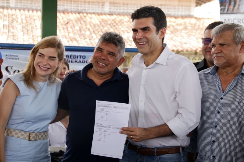  agricultor familiar e mais outras 149 famílias do bairro Icuí Guajará, em Ananindeua, receberam na manhã de hoje (29) o benefício do cheque moradia, um programa que possibilita as famílias com renda de até três salários mínimos a construir, ampliar e/ou reformar suas casas. <div class='credito_fotos'>Foto: Bruno Cecim / Ag.Pará   |   <a href='/midias/2019/originais/5707_4441f13c-afdd-a141-dda8-ac48d6901be3.jpg' download><i class='fa-solid fa-download'></i> Download</a></div>