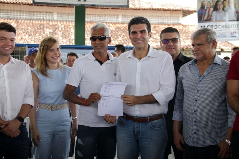  agricultor familiar e mais outras 149 famílias do bairro Icuí Guajará, em Ananindeua, receberam na manhã de hoje (29) o benefício do cheque moradia, um programa que possibilita as famílias com renda de até três salários mínimos a construir, ampliar e/ou reformar suas casas. <div class='credito_fotos'>Foto: Bruno Cecim / Ag.Pará   |   <a href='/midias/2019/originais/5707_4f468680-1906-0859-d67f-89000d61c8a7.jpg' download><i class='fa-solid fa-download'></i> Download</a></div>