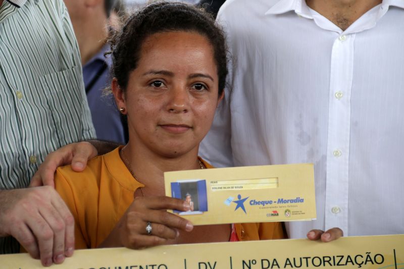  agricultor familiar e mais outras 149 famílias do bairro Icuí Guajará, em Ananindeua, receberam na manhã de hoje (29) o benefício do cheque moradia, um programa que possibilita as famílias com renda de até três salários mínimos a construir, ampliar e/ou reformar suas casas. <div class='credito_fotos'>Foto: Bruno Cecim / Ag.Pará   |   <a href='/midias/2019/originais/5707_5ab3223e-6ec6-5166-0659-958a9cc635fe.jpg' download><i class='fa-solid fa-download'></i> Download</a></div>