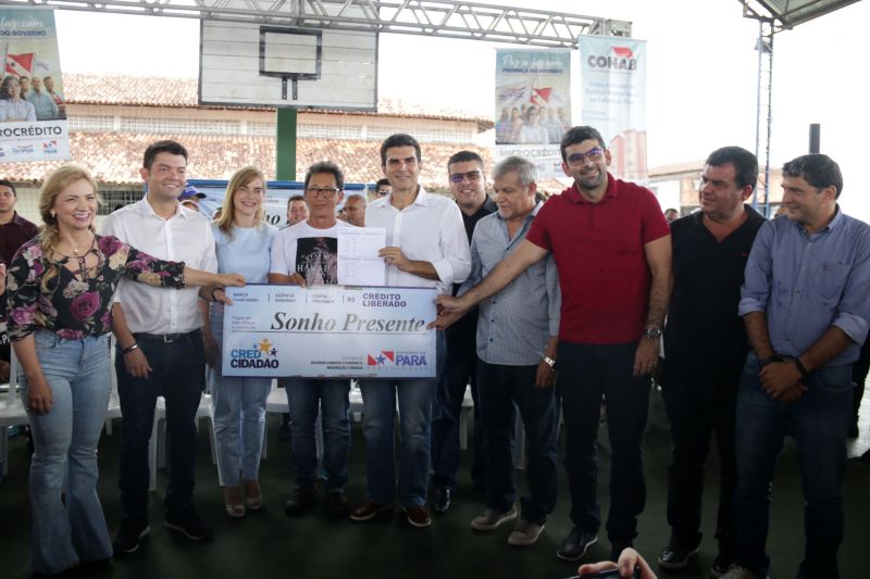  agricultor familiar e mais outras 149 famílias do bairro Icuí Guajará, em Ananindeua, receberam na manhã de hoje (29) o benefício do cheque moradia, um programa que possibilita as famílias com renda de até três salários mínimos a construir, ampliar e/ou reformar suas casas. <div class='credito_fotos'>Foto: Bruno Cecim / Ag.Pará   |   <a href='/midias/2019/originais/5707_6773ff5f-2cae-fcca-b5b4-0d3c76d82a11.jpg' download><i class='fa-solid fa-download'></i> Download</a></div>