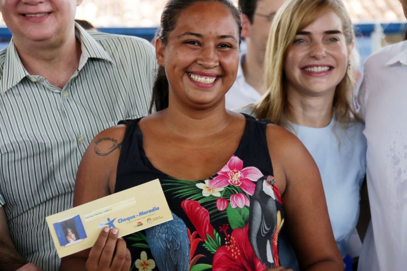  agricultor familiar e mais outras 149 famílias do bairro Icuí Guajará, em Ananindeua, receberam na manhã de hoje (29) o benefício do cheque moradia, um programa que possibilita as famílias com renda de até três salários mínimos a construir, ampliar e/ou reformar suas casas. <div class='credito_fotos'>Foto: Bruno Cecim / Ag.Pará   |   <a href='/midias/2019/originais/5707_6d4b7a98-d5b8-01e6-f3ff-51739d078ac3.jpg' download><i class='fa-solid fa-download'></i> Download</a></div>