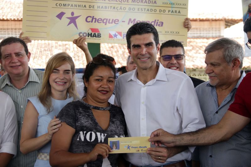  agricultor familiar e mais outras 149 famílias do bairro Icuí Guajará, em Ananindeua, receberam na manhã de hoje (29) o benefício do cheque moradia, um programa que possibilita as famílias com renda de até três salários mínimos a construir, ampliar e/ou reformar suas casas. <div class='credito_fotos'>Foto: Bruno Cecim / Ag.Pará   |   <a href='/midias/2019/originais/5707_795b5e92-b966-156f-a14d-eff368ffd729.jpg' download><i class='fa-solid fa-download'></i> Download</a></div>