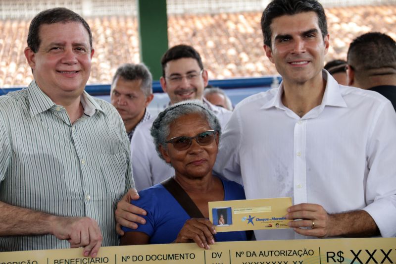  agricultor familiar e mais outras 149 famílias do bairro Icuí Guajará, em Ananindeua, receberam na manhã de hoje (29) o benefício do cheque moradia, um programa que possibilita as famílias com renda de até três salários mínimos a construir, ampliar e/ou reformar suas casas. <div class='credito_fotos'>Foto: Bruno Cecim / Ag.Pará   |   <a href='/midias/2019/originais/5707_7bb57101-8a3e-7021-238f-fcb5164bbe30.jpg' download><i class='fa-solid fa-download'></i> Download</a></div>