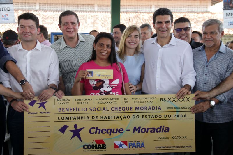  agricultor familiar e mais outras 149 famílias do bairro Icuí Guajará, em Ananindeua, receberam na manhã de hoje (29) o benefício do cheque moradia, um programa que possibilita as famílias com renda de até três salários mínimos a construir, ampliar e/ou reformar suas casas. <div class='credito_fotos'>Foto: Bruno Cecim / Ag.Pará   |   <a href='/midias/2019/originais/5707_a9b555c1-1990-8f32-86ff-95f6df6e3f74.jpg' download><i class='fa-solid fa-download'></i> Download</a></div>