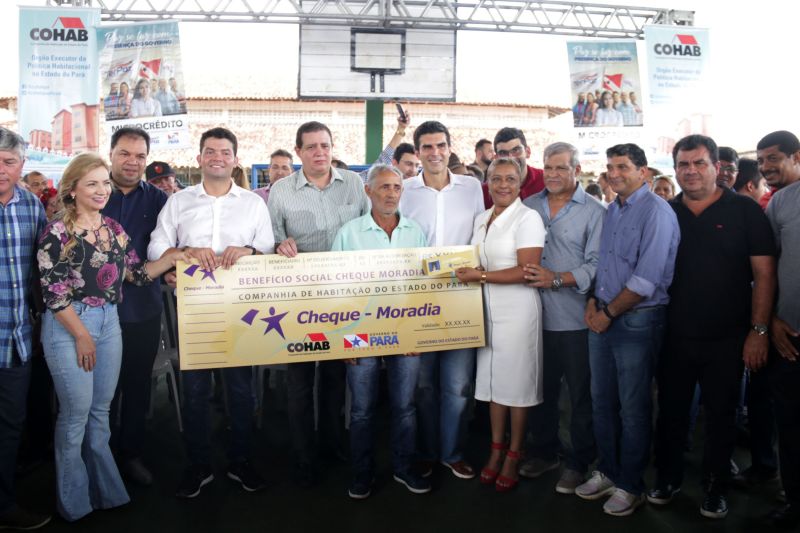 agricultor familiar e mais outras 149 famílias do bairro Icuí Guajará, em Ananindeua, receberam na manhã de hoje (29) o benefício do cheque moradia, um programa que possibilita as famílias com renda de até três salários mínimos a construir, ampliar e/ou reformar suas casas. <div class='credito_fotos'>Foto: Bruno Cecim / Ag.Pará   |   <a href='/midias/2019/originais/5707_b85b9eda-1042-0803-80ce-51b2f0ab4812.jpg' download><i class='fa-solid fa-download'></i> Download</a></div>