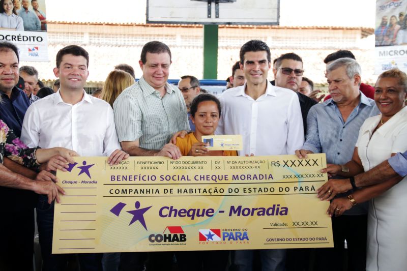 agricultor familiar e mais outras 149 famílias do bairro Icuí Guajará, em Ananindeua, receberam na manhã de hoje (29) o benefício do cheque moradia, um programa que possibilita as famílias com renda de até três salários mínimos a construir, ampliar e/ou reformar suas casas. <div class='credito_fotos'>Foto: Bruno Cecim / Ag.Pará   |   <a href='/midias/2019/originais/5707_bb8eb1dc-24b5-7fd1-bd0c-1ee2744477f7.jpg' download><i class='fa-solid fa-download'></i> Download</a></div>