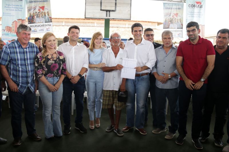  agricultor familiar e mais outras 149 famílias do bairro Icuí Guajará, em Ananindeua, receberam na manhã de hoje (29) o benefício do cheque moradia, um programa que possibilita as famílias com renda de até três salários mínimos a construir, ampliar e/ou reformar suas casas. <div class='credito_fotos'>Foto: Bruno Cecim / Ag.Pará   |   <a href='/midias/2019/originais/5707_e34b2d7b-dd7b-a264-4151-d987ead49511.jpg' download><i class='fa-solid fa-download'></i> Download</a></div>