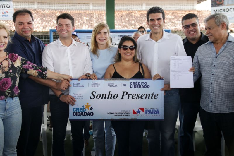  agricultor familiar e mais outras 149 famílias do bairro Icuí Guajará, em Ananindeua, receberam na manhã de hoje (29) o benefício do cheque moradia, um programa que possibilita as famílias com renda de até três salários mínimos a construir, ampliar e/ou reformar suas casas. <div class='credito_fotos'>Foto: Bruno Cecim / Ag.Pará   |   <a href='/midias/2019/originais/5707_e61e98cb-939b-6217-44ee-b9b43fc4f536.jpg' download><i class='fa-solid fa-download'></i> Download</a></div>