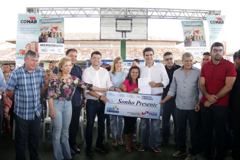  agricultor familiar e mais outras 149 famílias do bairro Icuí Guajará, em Ananindeua, receberam na manhã de hoje (29) o benefício do cheque moradia, um programa que possibilita as famílias com renda de até três salários mínimos a construir, ampliar e/ou reformar suas casas. <div class='credito_fotos'>Foto: Bruno Cecim / Ag.Pará   |   <a href='/midias/2019/originais/5707_ff6cef5b-7ea7-07ca-8c27-c2e27e72663d.jpg' download><i class='fa-solid fa-download'></i> Download</a></div>