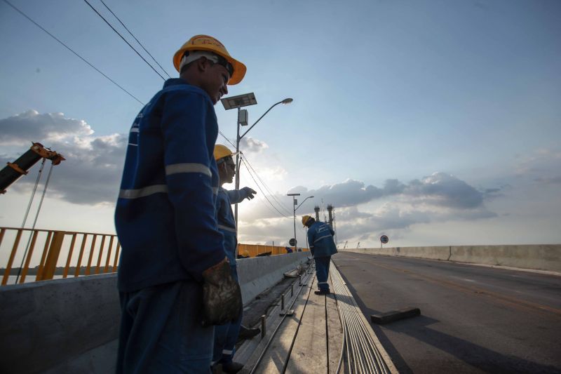 O governador Helder Barbalho visitou nesta sexta-feira (29) as obras de reabilitação dos 268 metros do vão central da ponte Rio Moju, no Complexo da Alça Viária (Região Metropolitana de Belém), e recebeu a informação da construtora responsável pelo serviço que a  ligação da ponte será feita no próximo dia 23 de dezembro, antevéspera do Natal. <div class='credito_fotos'>Foto: Pedro Guerreiro / Ag. Pará   |   <a href='/midias/2019/originais/5708_042ba29c-eedc-fa3a-dab3-b58add292b5b.jpg' download><i class='fa-solid fa-download'></i> Download</a></div>