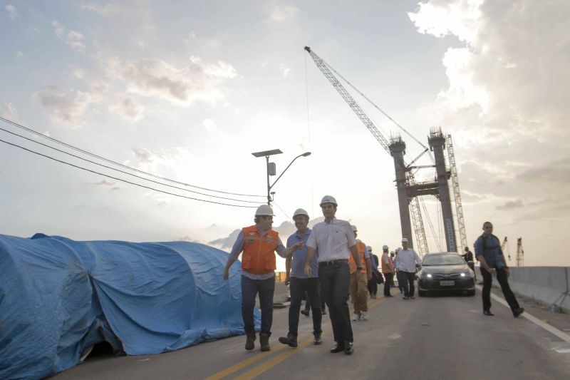 O governador Helder Barbalho visitou nesta sexta-feira (29) as obras de reabilitação dos 268 metros do vão central da ponte Rio Moju, no Complexo da Alça Viária (Região Metropolitana de Belém), e recebeu a informação da construtora responsável pelo serviço que a  ligação da ponte será feita no próximo dia 23 de dezembro, antevéspera do Natal. <div class='credito_fotos'>Foto: Pedro Guerreiro / Ag. Pará   |   <a href='/midias/2019/originais/5708_060227e6-09cd-0d08-3a21-f77a0040b5b6.jpg' download><i class='fa-solid fa-download'></i> Download</a></div>
