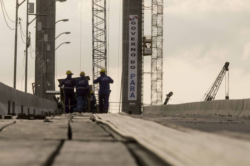 O governador Helder Barbalho visitou nesta sexta-feira (29) as obras de reabilitação dos 268 metros do vão central da ponte Rio Moju, no Complexo da Alça Viária (Região Metropolitana de Belém), e recebeu a informação da construtora responsável pelo serviço que a  ligação da ponte será feita no próximo dia 23 de dezembro, antevéspera do Natal. <div class='credito_fotos'>Foto: Pedro Guerreiro / Ag. Pará   |   <a href='/midias/2019/originais/5708_0d019fb2-fbf2-0dc9-03d3-bf7c4e62fb0b.jpg' download><i class='fa-solid fa-download'></i> Download</a></div>