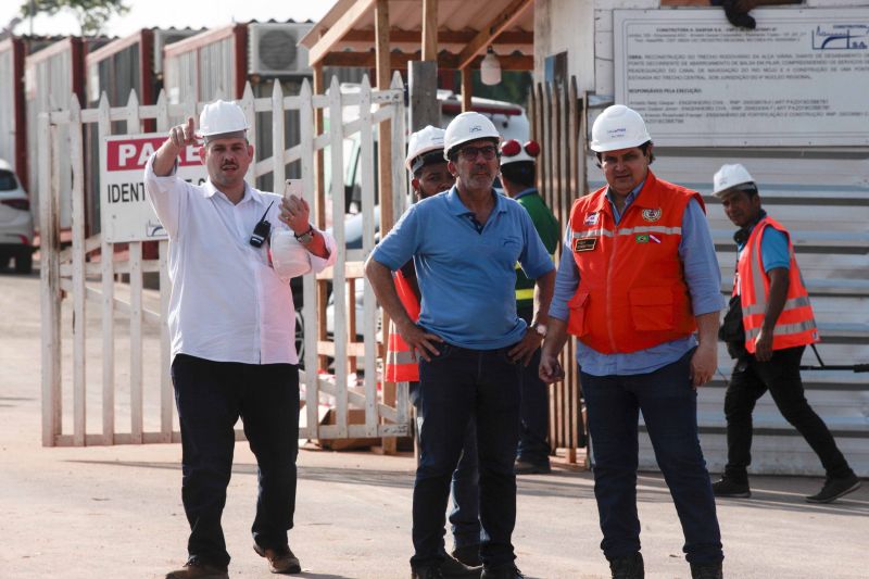 O governador Helder Barbalho visitou nesta sexta-feira (29) as obras de reabilitação dos 268 metros do vão central da ponte Rio Moju, no Complexo da Alça Viária (Região Metropolitana de Belém), e recebeu a informação da construtora responsável pelo serviço que a  ligação da ponte será feita no próximo dia 23 de dezembro, antevéspera do Natal. <div class='credito_fotos'>Foto: Pedro Guerreiro / Ag. Pará   |   <a href='/midias/2019/originais/5708_13ed000b-b7d2-711c-0d3e-a6927d282d6c.jpg' download><i class='fa-solid fa-download'></i> Download</a></div>