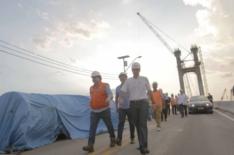 O governador Helder Barbalho visitou nesta sexta-feira (29) as obras de reabilitação dos 268 metros do vão central da ponte Rio Moju, no Complexo da Alça Viária (Região Metropolitana de Belém), e recebeu a informação da construtora responsável pelo serviço que a  ligação da ponte será feita no próximo dia 23 de dezembro, antevéspera do Natal. <div class='credito_fotos'>Foto: Pedro Guerreiro / Ag. Pará   |   <a href='/midias/2019/originais/5708_1c9dd2d7-83a2-c3ef-5323-4338972f6b4e.jpg' download><i class='fa-solid fa-download'></i> Download</a></div>