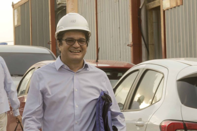 O governador Helder Barbalho visitou nesta sexta-feira (29) as obras de reabilitação dos 268 metros do vão central da ponte Rio Moju, no Complexo da Alça Viária (Região Metropolitana de Belém), e recebeu a informação da construtora responsável pelo serviço que a  ligação da ponte será feita no próximo dia 23 de dezembro, antevéspera do Natal. <div class='credito_fotos'>Foto: Pedro Guerreiro / Ag. Pará   |   <a href='/midias/2019/originais/5708_1d0af3fe-c828-808a-ed86-0eacf9eba0a1.jpg' download><i class='fa-solid fa-download'></i> Download</a></div>