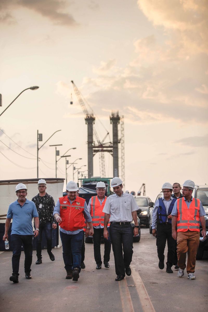 O governador Helder Barbalho visitou nesta sexta-feira (29) as obras de reabilitação dos 268 metros do vão central da ponte Rio Moju, no Complexo da Alça Viária (Região Metropolitana de Belém), e recebeu a informação da construtora responsável pelo serviço que a  ligação da ponte será feita no próximo dia 23 de dezembro, antevéspera do Natal. <div class='credito_fotos'>Foto: Pedro Guerreiro / Ag. Pará   |   <a href='/midias/2019/originais/5708_1dfeccdc-fa7d-fd7f-be22-e2cf0d9310d1.jpg' download><i class='fa-solid fa-download'></i> Download</a></div>