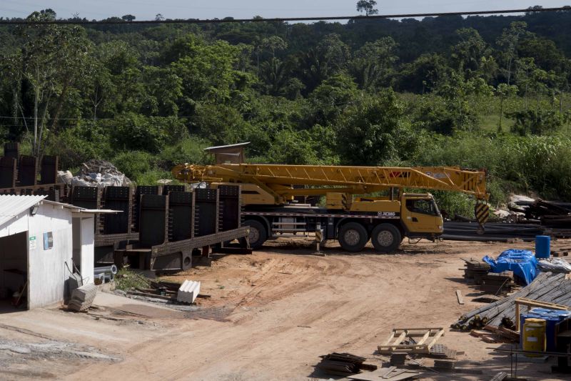 O governador Helder Barbalho visitou nesta sexta-feira (29) as obras de reabilitação dos 268 metros do vão central da ponte Rio Moju, no Complexo da Alça Viária (Região Metropolitana de Belém), e recebeu a informação da construtora responsável pelo serviço que a  ligação da ponte será feita no próximo dia 23 de dezembro, antevéspera do Natal. <div class='credito_fotos'>Foto: Pedro Guerreiro / Ag. Pará   |   <a href='/midias/2019/originais/5708_2abb0b43-e2af-d01b-6819-9dfe5e061558.jpg' download><i class='fa-solid fa-download'></i> Download</a></div>