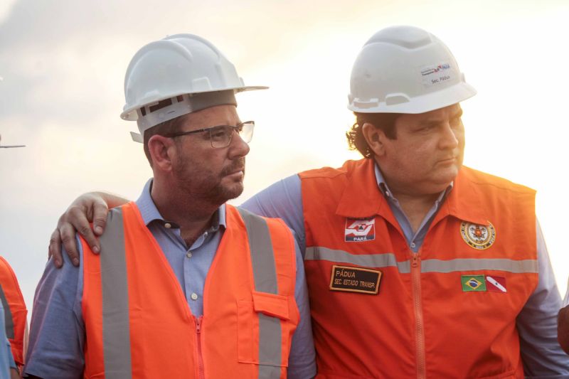 O governador Helder Barbalho visitou nesta sexta-feira (29) as obras de reabilitação dos 268 metros do vão central da ponte Rio Moju, no Complexo da Alça Viária (Região Metropolitana de Belém), e recebeu a informação da construtora responsável pelo serviço que a  ligação da ponte será feita no próximo dia 23 de dezembro, antevéspera do Natal. <div class='credito_fotos'>Foto: Pedro Guerreiro / Ag. Pará   |   <a href='/midias/2019/originais/5708_2d1ae667-1cb3-53fd-5541-b8ffb0b251e0.jpg' download><i class='fa-solid fa-download'></i> Download</a></div>