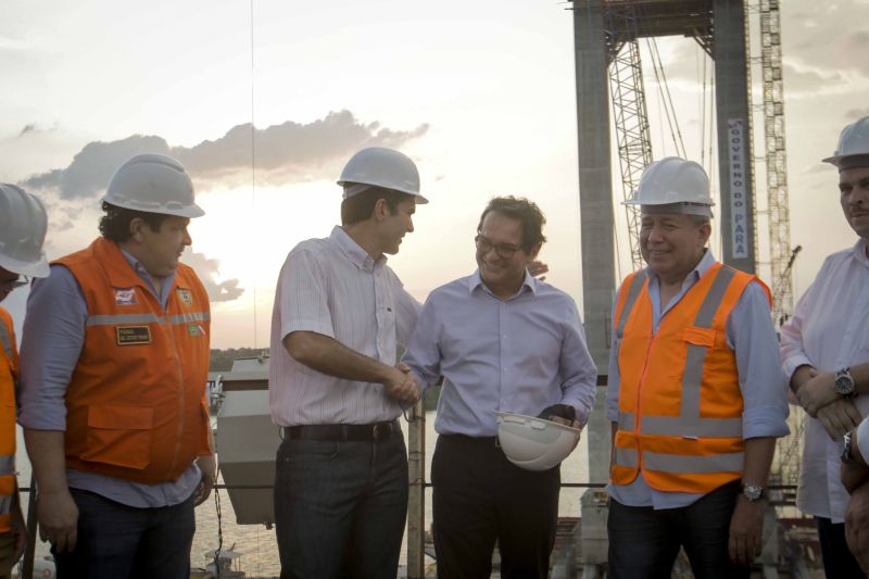 O governador Helder Barbalho visitou nesta sexta-feira (29) as obras de reabilitação dos 268 metros do vão central da ponte Rio Moju, no Complexo da Alça Viária (Região Metropolitana de Belém), e recebeu a informação da construtora responsável pelo serviço que a  ligação da ponte será feita no próximo dia 23 de dezembro, antevéspera do Natal. <div class='credito_fotos'>Foto: Pedro Guerreiro / Ag. Pará   |   <a href='/midias/2019/originais/5708_305a9aca-9362-0a27-3bd2-212486131712.jpg' download><i class='fa-solid fa-download'></i> Download</a></div>