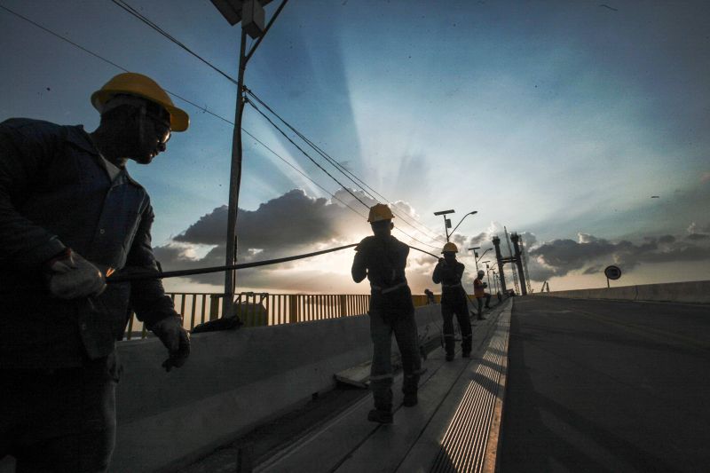 O governador Helder Barbalho visitou nesta sexta-feira (29) as obras de reabilitação dos 268 metros do vão central da ponte Rio Moju, no Complexo da Alça Viária (Região Metropolitana de Belém), e recebeu a informação da construtora responsável pelo serviço que a  ligação da ponte será feita no próximo dia 23 de dezembro, antevéspera do Natal. <div class='credito_fotos'>Foto: Pedro Guerreiro / Ag. Pará   |   <a href='/midias/2019/originais/5708_3135daed-c1ef-b43f-665d-b38dad2582a3.jpg' download><i class='fa-solid fa-download'></i> Download</a></div>