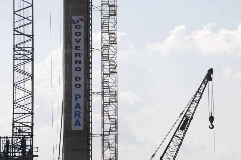 O governador Helder Barbalho visitou nesta sexta-feira (29) as obras de reabilitação dos 268 metros do vão central da ponte Rio Moju, no Complexo da Alça Viária (Região Metropolitana de Belém), e recebeu a informação da construtora responsável pelo serviço que a  ligação da ponte será feita no próximo dia 23 de dezembro, antevéspera do Natal. <div class='credito_fotos'>Foto: Pedro Guerreiro / Ag. Pará   |   <a href='/midias/2019/originais/5708_33318524-9fd8-cc89-a3f9-9b78a861abce.jpg' download><i class='fa-solid fa-download'></i> Download</a></div>