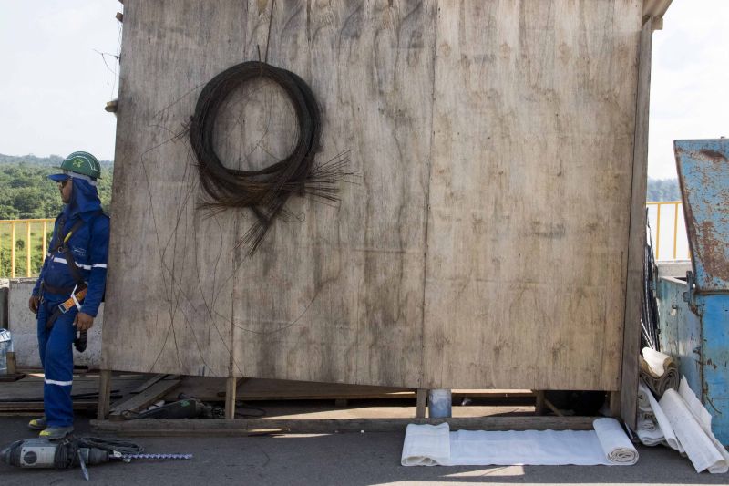 O governador Helder Barbalho visitou nesta sexta-feira (29) as obras de reabilitação dos 268 metros do vão central da ponte Rio Moju, no Complexo da Alça Viária (Região Metropolitana de Belém), e recebeu a informação da construtora responsável pelo serviço que a  ligação da ponte será feita no próximo dia 23 de dezembro, antevéspera do Natal. <div class='credito_fotos'>Foto: Pedro Guerreiro / Ag. Pará   |   <a href='/midias/2019/originais/5708_398f21e1-2e0e-9801-56dd-aca7f90e6167.jpg' download><i class='fa-solid fa-download'></i> Download</a></div>