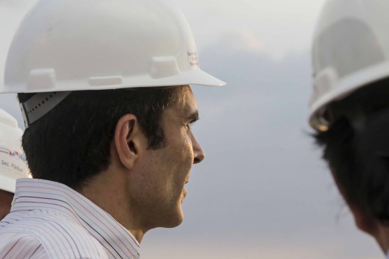 O governador Helder Barbalho visitou nesta sexta-feira (29) as obras de reabilitação dos 268 metros do vão central da ponte Rio Moju, no Complexo da Alça Viária (Região Metropolitana de Belém), e recebeu a informação da construtora responsável pelo serviço que a  ligação da ponte será feita no próximo dia 23 de dezembro, antevéspera do Natal. <div class='credito_fotos'>Foto: Pedro Guerreiro / Ag. Pará   |   <a href='/midias/2019/originais/5708_3a08d958-a769-e8d7-4f63-c3b325a5d983.jpg' download><i class='fa-solid fa-download'></i> Download</a></div>