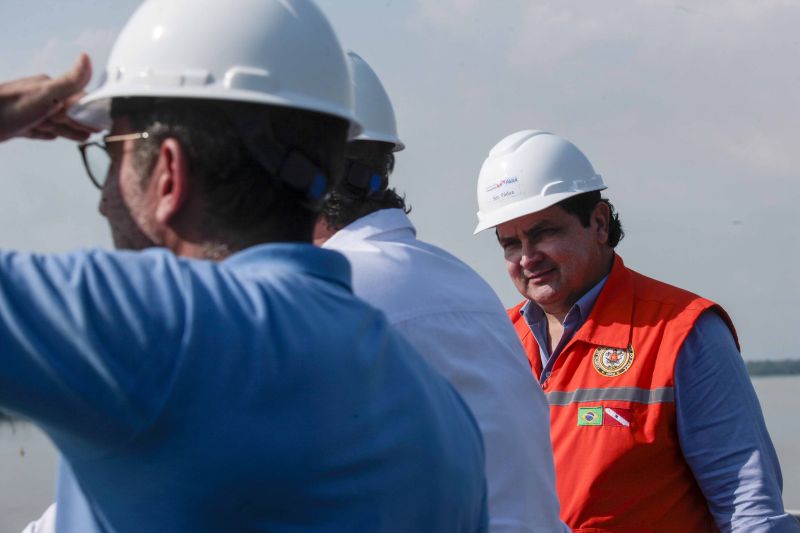 O governador Helder Barbalho visitou nesta sexta-feira (29) as obras de reabilitação dos 268 metros do vão central da ponte Rio Moju, no Complexo da Alça Viária (Região Metropolitana de Belém), e recebeu a informação da construtora responsável pelo serviço que a  ligação da ponte será feita no próximo dia 23 de dezembro, antevéspera do Natal. <div class='credito_fotos'>Foto: Pedro Guerreiro / Ag. Pará   |   <a href='/midias/2019/originais/5708_3ec8b86c-a3e0-8aef-a406-e52f555cbfe1.jpg' download><i class='fa-solid fa-download'></i> Download</a></div>