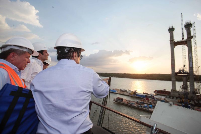 O governador Helder Barbalho visitou nesta sexta-feira (29) as obras de reabilitação dos 268 metros do vão central da ponte Rio Moju, no Complexo da Alça Viária (Região Metropolitana de Belém), e recebeu a informação da construtora responsável pelo serviço que a  ligação da ponte será feita no próximo dia 23 de dezembro, antevéspera do Natal. <div class='credito_fotos'>Foto: Pedro Guerreiro / Ag. Pará   |   <a href='/midias/2019/originais/5708_40429474-ddad-2d57-c7f7-d29a721e4344.jpg' download><i class='fa-solid fa-download'></i> Download</a></div>
